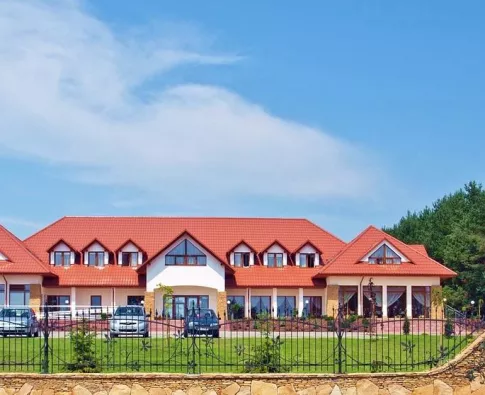 Villa Carpatia - catering and hotel building in Żołynia